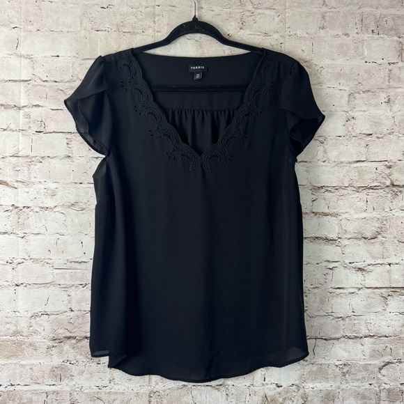 Torrid Size 00 Black Georgette Blouse Short Sleeve Embroidered Tulip Sleeve M - Picture 2 of 8